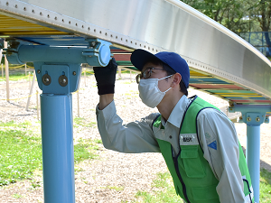 仕事の様子（公園遊具の点検）