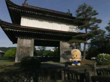 松山大手門とセンサスくんの画像