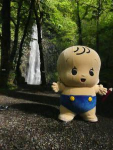 玉簾の滝とセンサスくんの画像