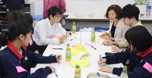 副市長(右奥)と学生の写真