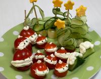 トマトサンタとキュウリのモミの木